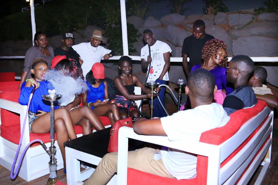 Fame Lounge and Restaurant Kololo Kampala Uganda, Good food in Kampala, Food, Beer and Drinks, Top Bars, Top Restaurant, Lounge, Top Bar and Lounge, Food, Beer, Wine, Spirits, Cocktail bar, Amazing beer prices, Cheap Beers, Great Venues to Drink after work , Gins and local beers, grilled food and wood-fired pizzas, Kampala Corporate Night Out and hanging venue, Chilling with friends and mates, Date night, Eating and Drinking, Private parties, Drinking and Dancing, Cocktail Bar, Lounge Bar, Party Bar, Kampala Pub, Lively DJ nights, Lively Music, Great Beer Drink Out, Tasteful Delicious food in Kampala, Amazing Drinking Joint in Kampala Uganda, Ugabox